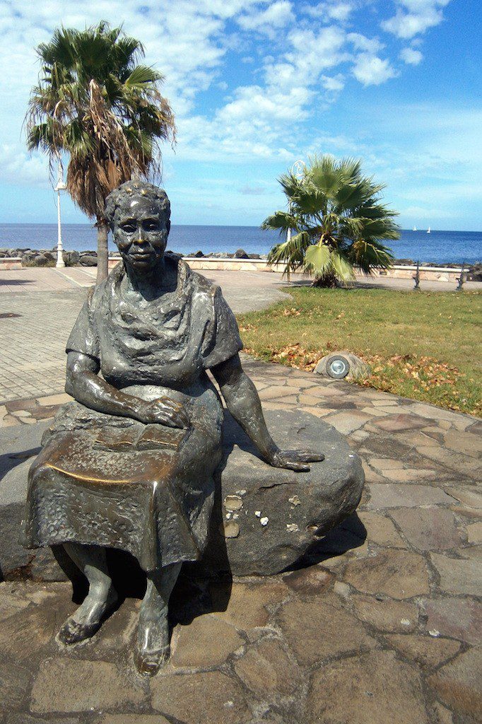 La statue de Gerty Archimède à Basse-Terre.
