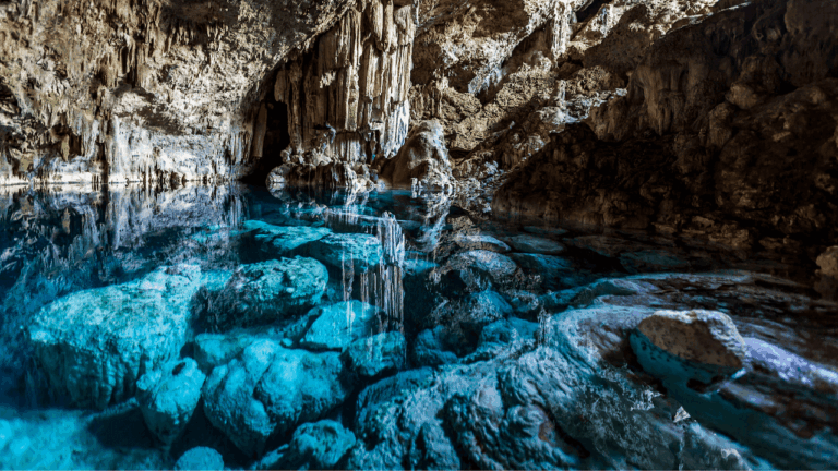 Grande Caraïbe insolite : une cascade cachée dans une grotte sous-marine à Cuba
